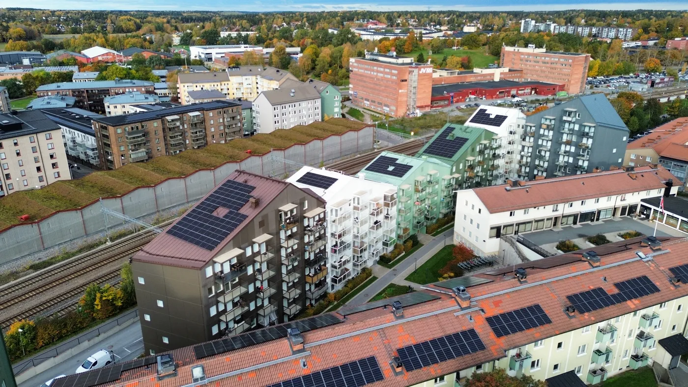 Flerbostadshus en höstdag